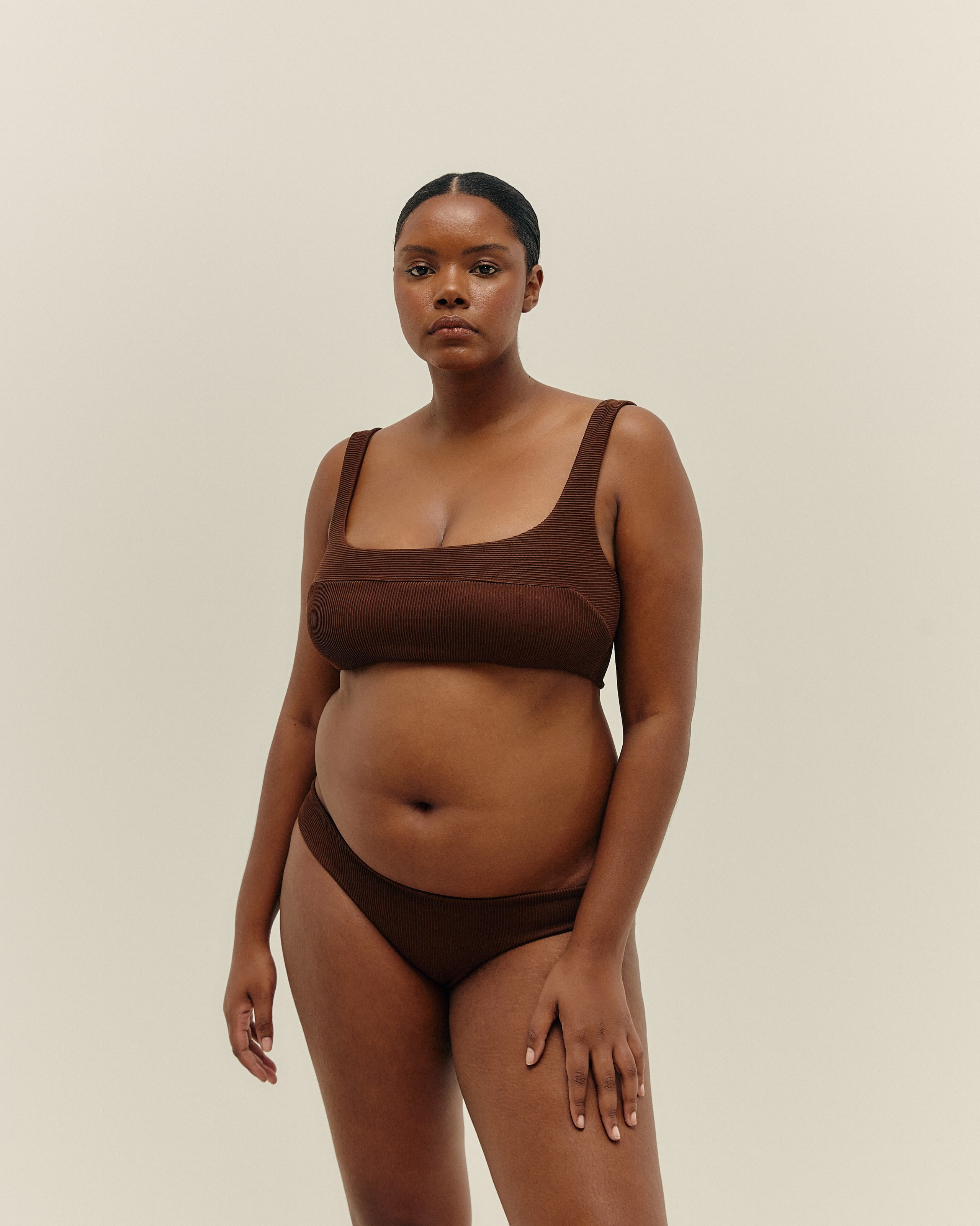 Top Gabi Nervura Marrom Brauna