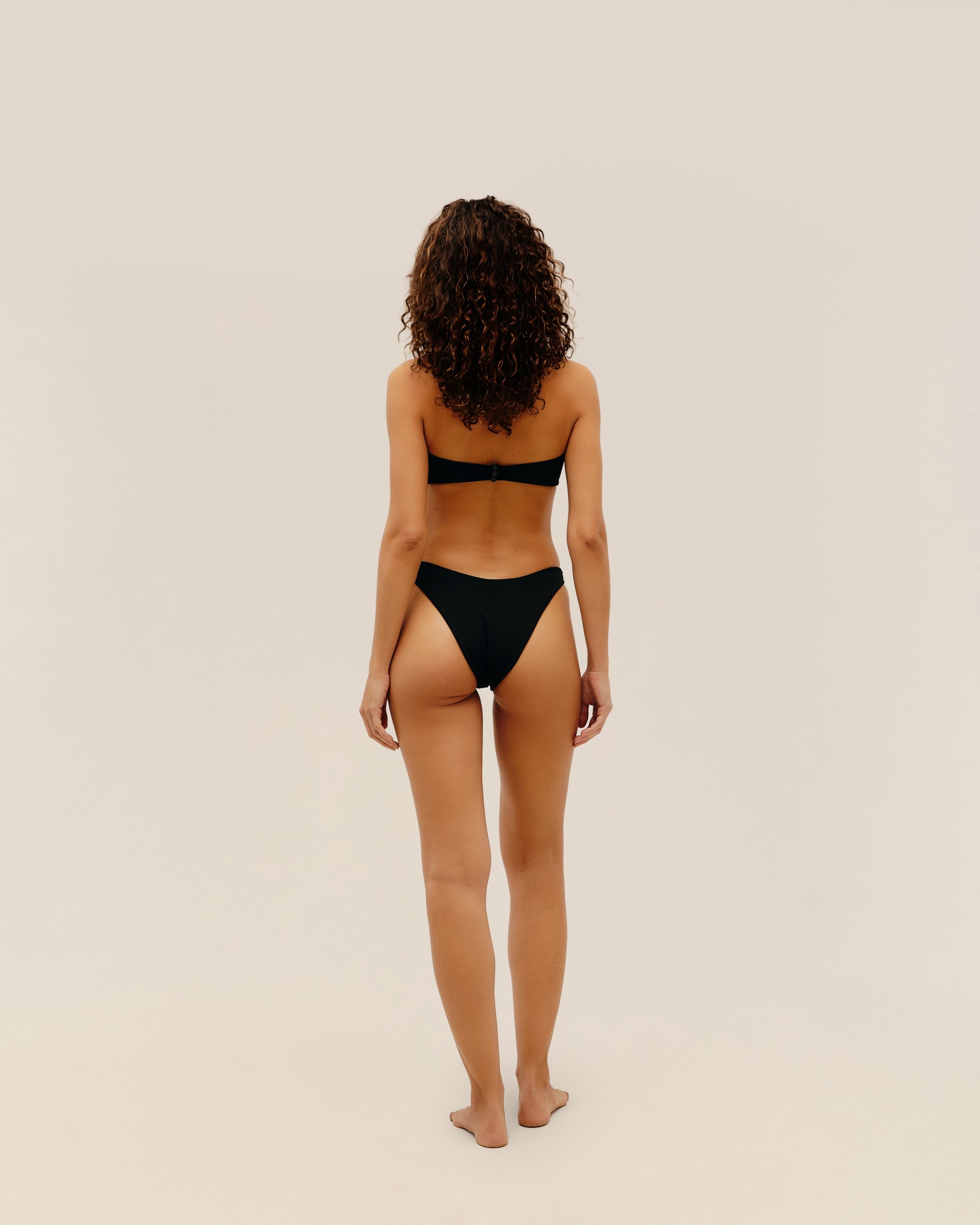 Top Gabi Reto Crepe Preto