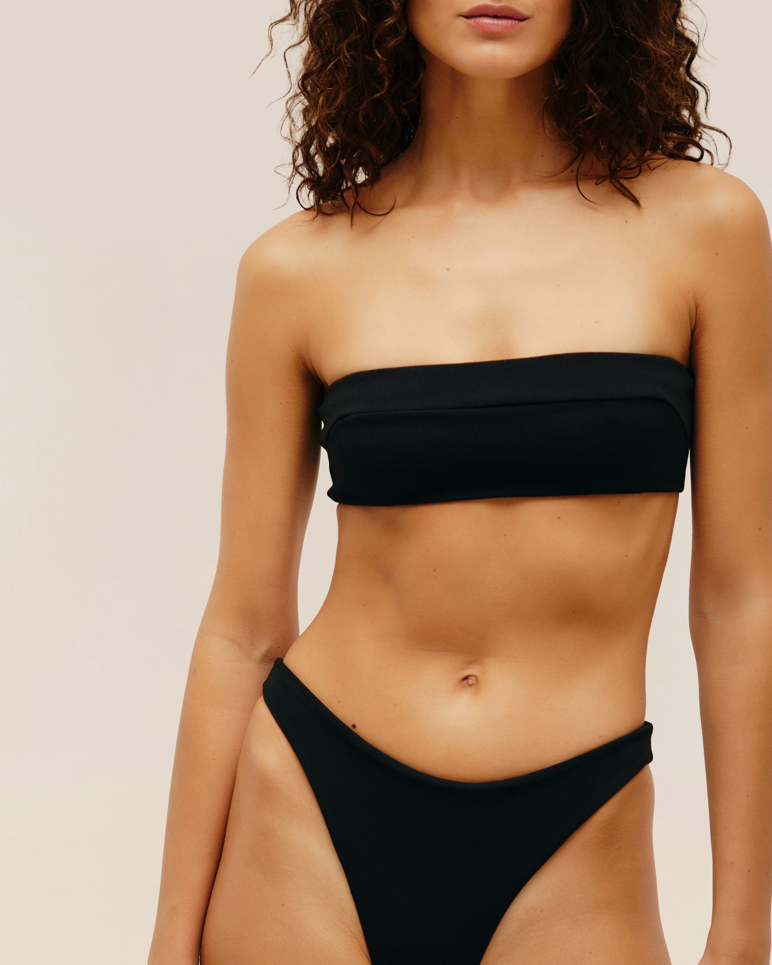 Top Gabi Reto Crepe Preto